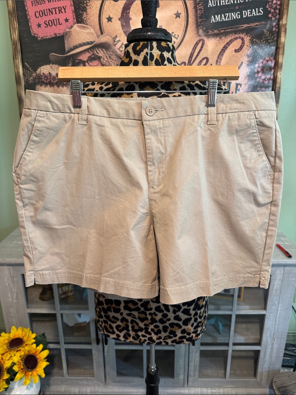 NWT Magelland Women’s Classic Cotton Chino Shorts - Khaki Size 16